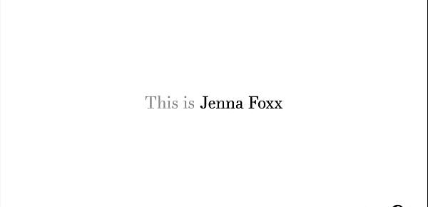  Ebony MILF babe Jenna Foxx shows us how women orgasm